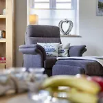 With 2 Bedrooms בית נופש *